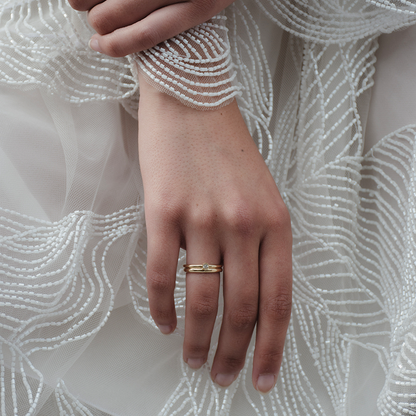 Nachhaltiger Ring Bold Essentials von Maren Jewellery an einer Braut