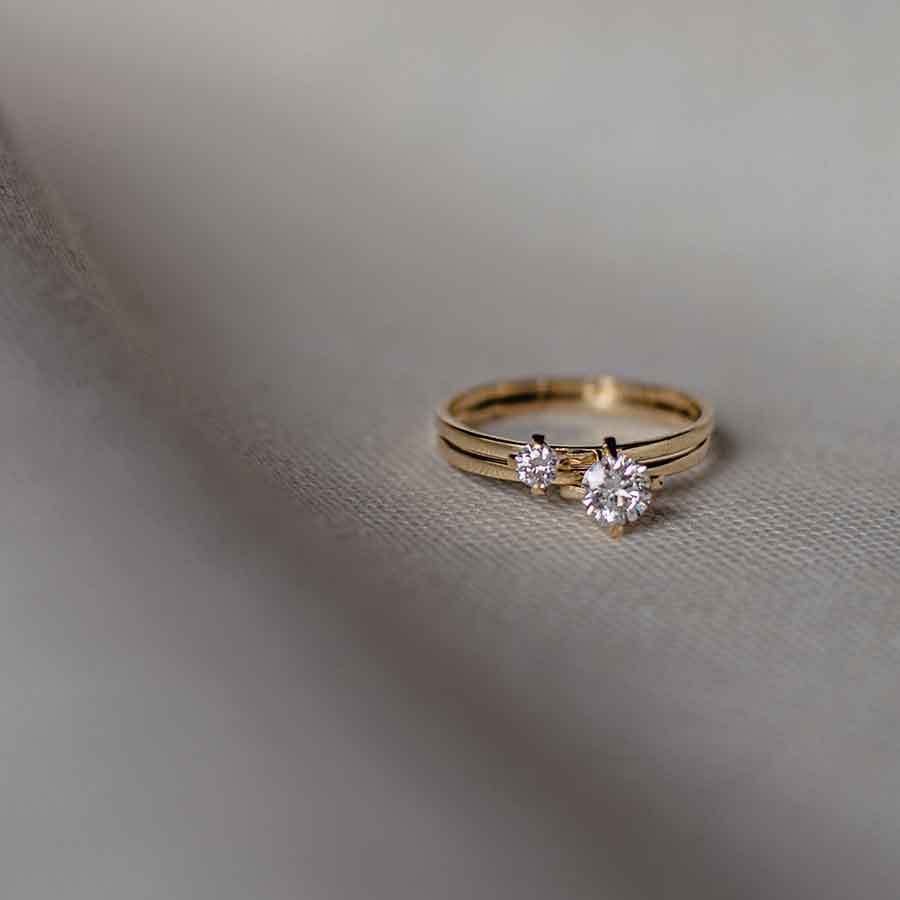 mini Solitaire Ring aus recyceltem Gold