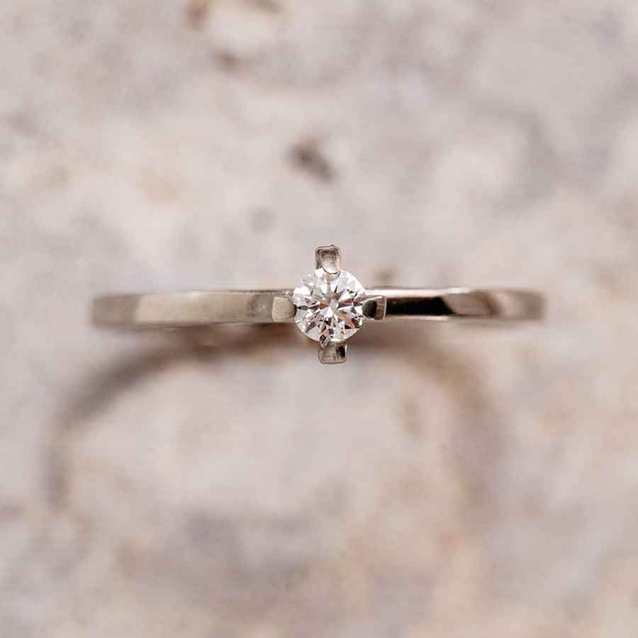 mini Solitaire Ring aus recyceltem Gold