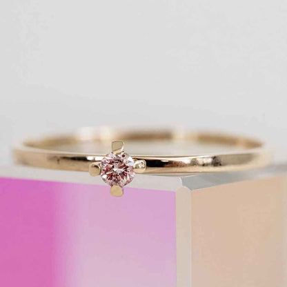 mini Solitaire Ring aus recyceltem Gold