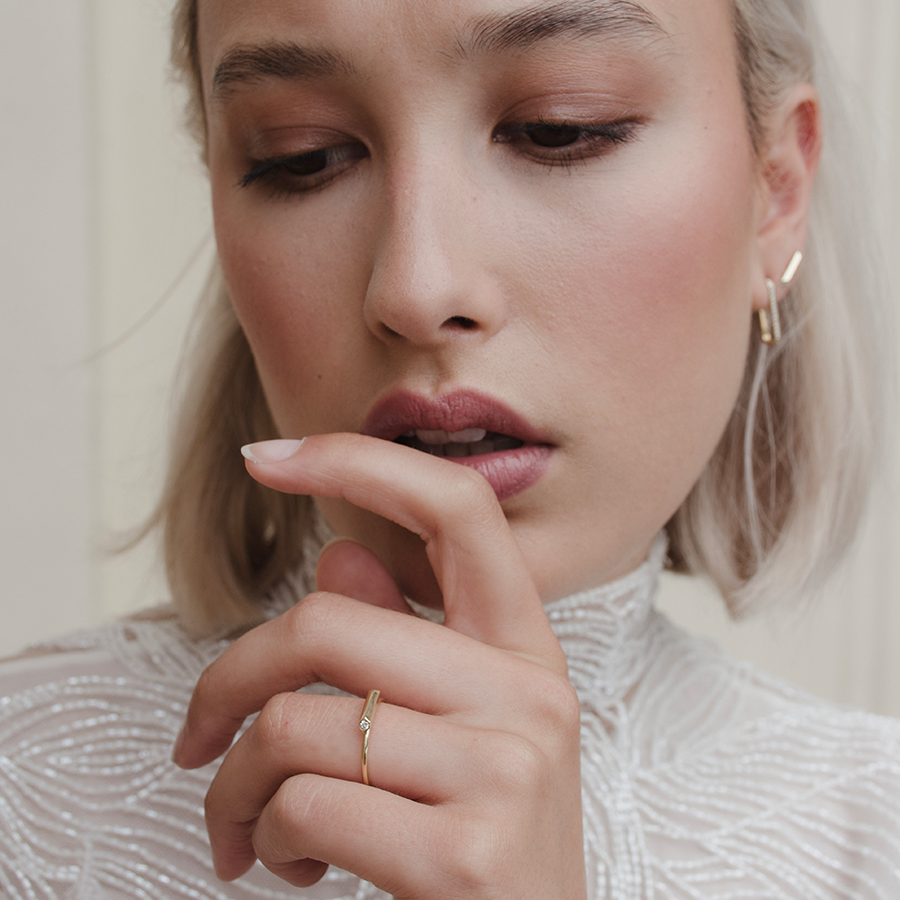 Model mit Sunbeam Designer Ring von Maren Jewellery