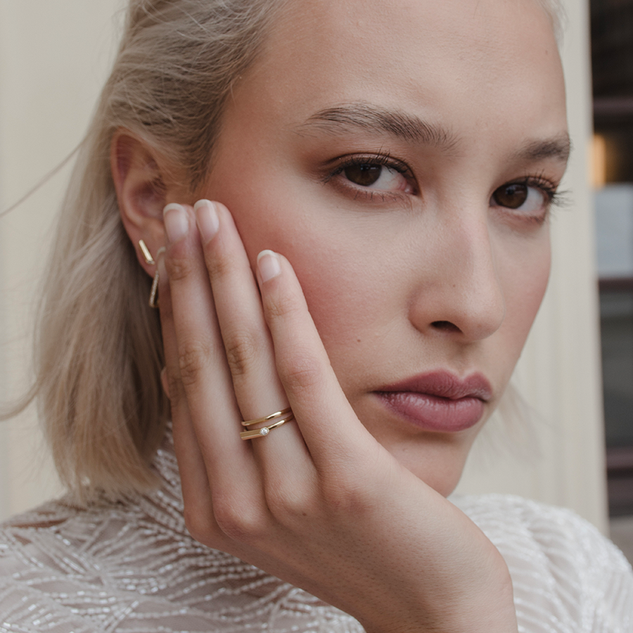 Model trägt nachhaltigen, handgefertigten Ring von Maren Jewellery