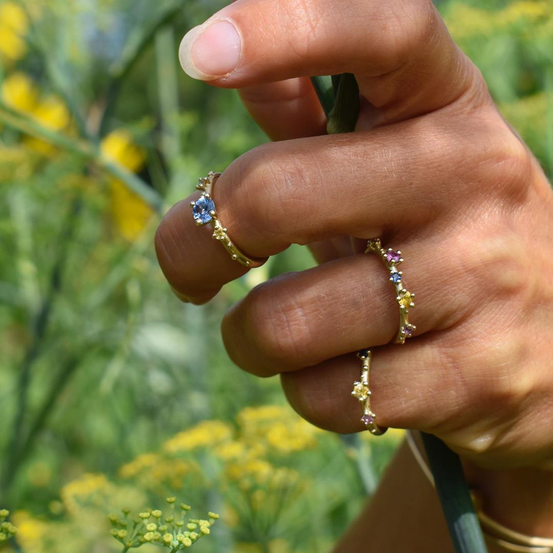 Model trägt Shine Ring aus nachhaltigen Materialien mit fairen Saphiren